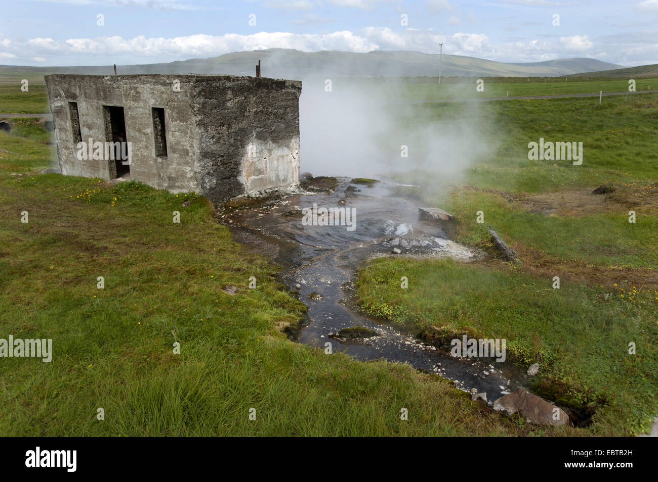 Sprudel neben verlassenen Haus, Island, Hurdarbak Stockfoto