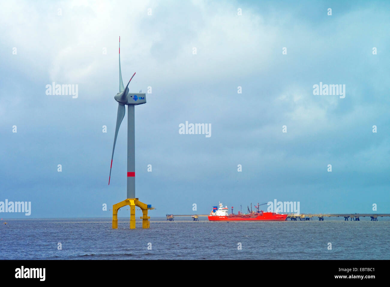 Offshore-Wind-Engine und Öltanker, Deutschland, Niedersachsen, Friesland, Wilhelmshaven Stockfoto