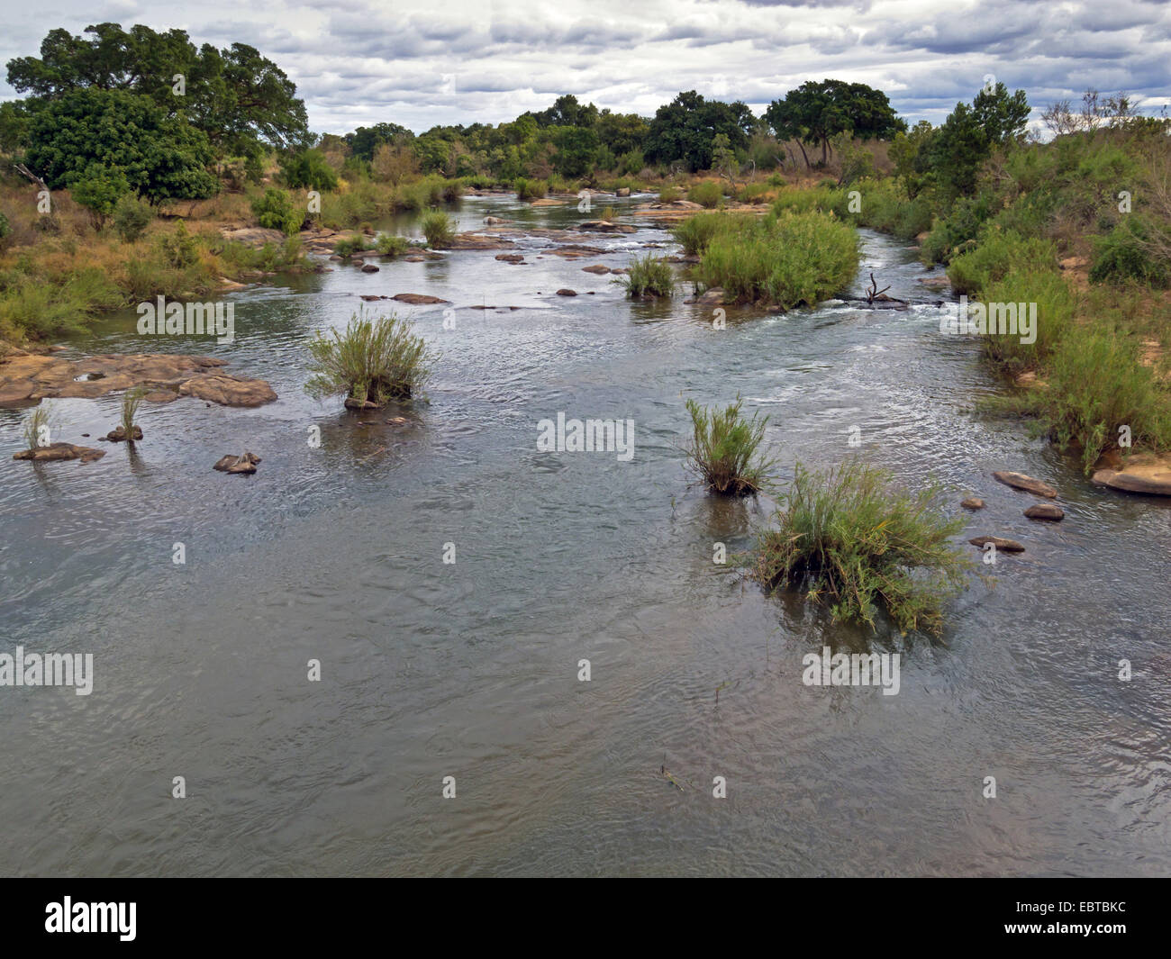 Fluss in Savanne, Südafrika, Krüger Nationalpark, untere Sabie Camp Stockfoto