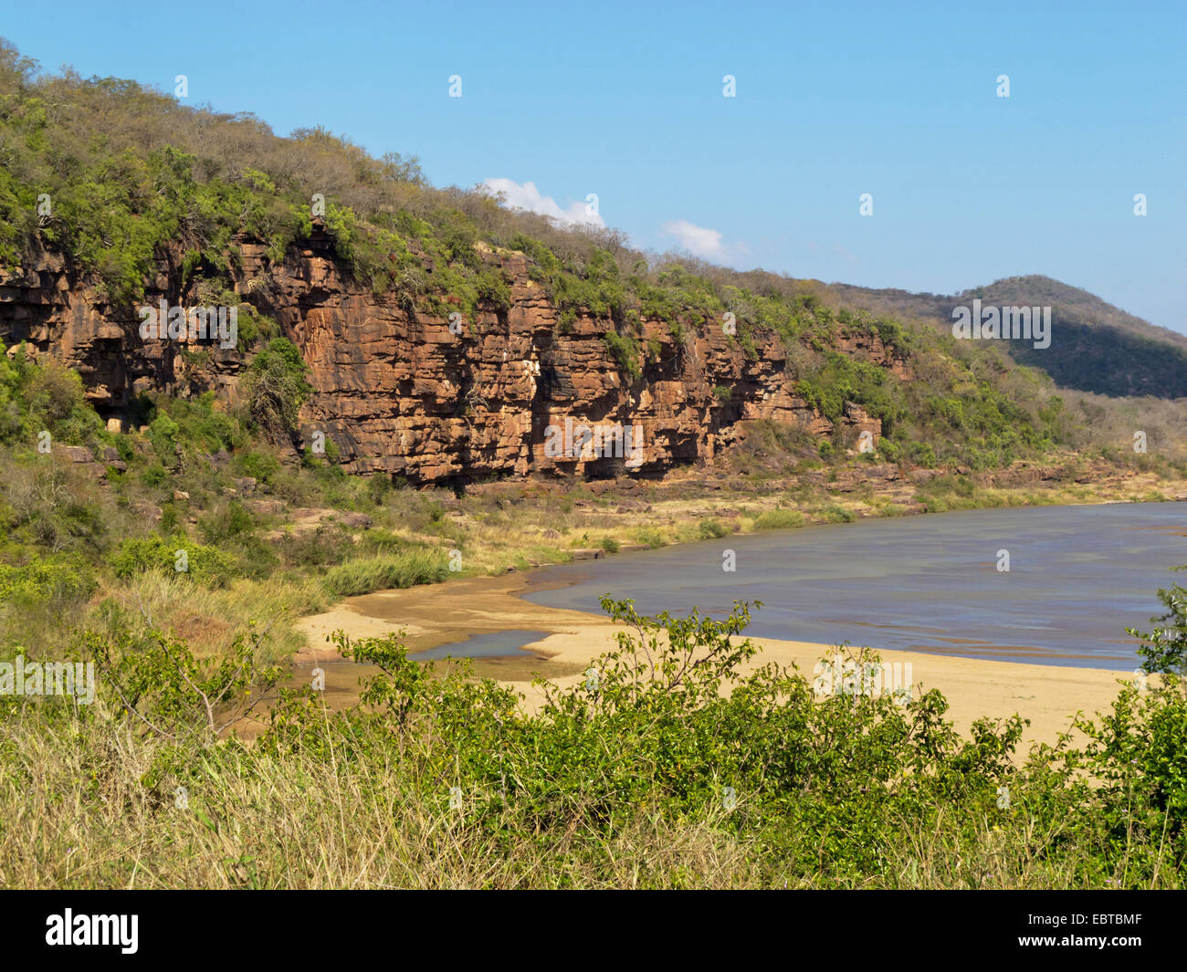 Fluss in Savanne, Südafrika, Hluhluwe-Umfolozi Nationalpark, Mpila Camp Stockfoto