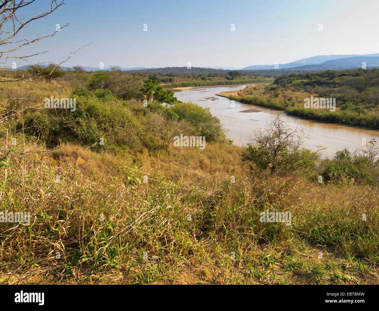 Fluss in Savanne, Südafrika, Hluhluwe-Umfolozi Nationalpark, Mpila Camp Stockfoto