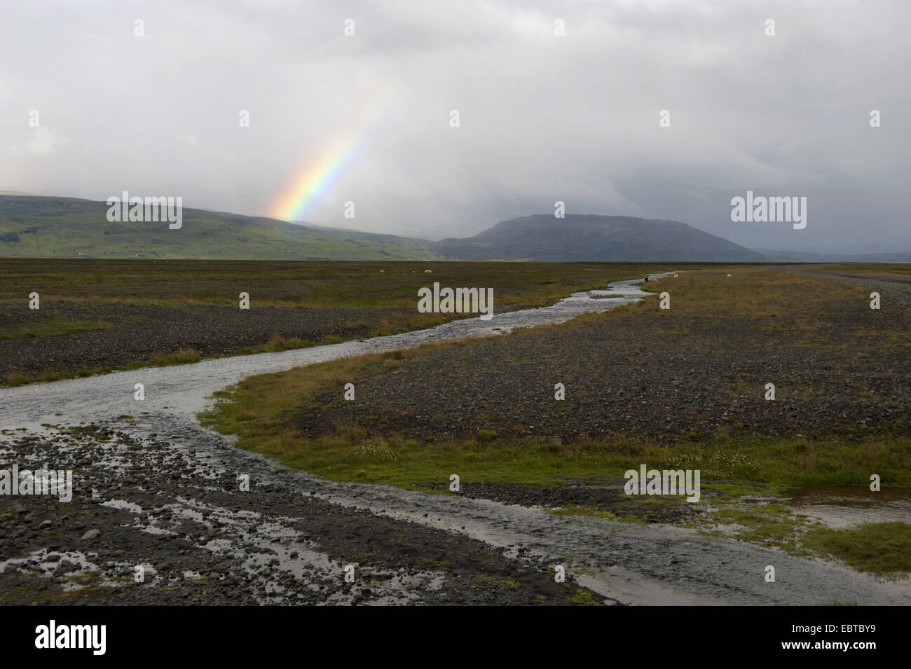 Regenbogen über Fluss Markarflj¾t laufen durch eine weite Ebene, Island Stockfoto