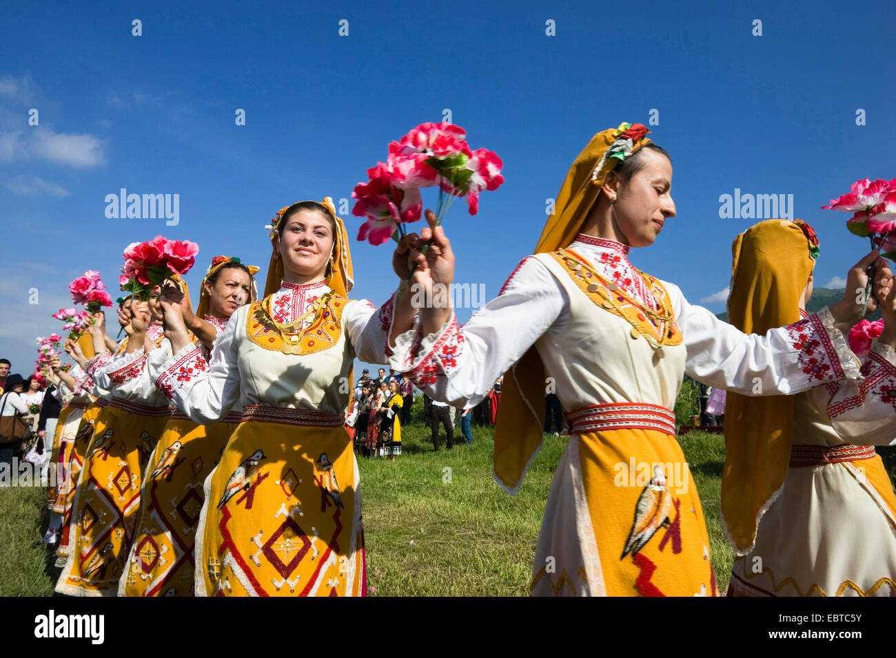 Folklore-Tänzer auf dem Rosenfest, Bulgarien, Karlovo Stockfoto
