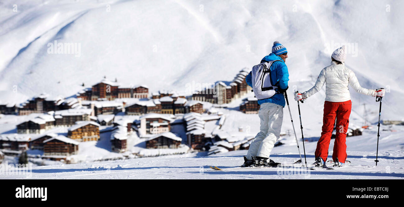 paar auf Skiern ein Schneefeld vor der Ski-Ressort, Frankreich, Savoyen, La Plagne Stockfoto