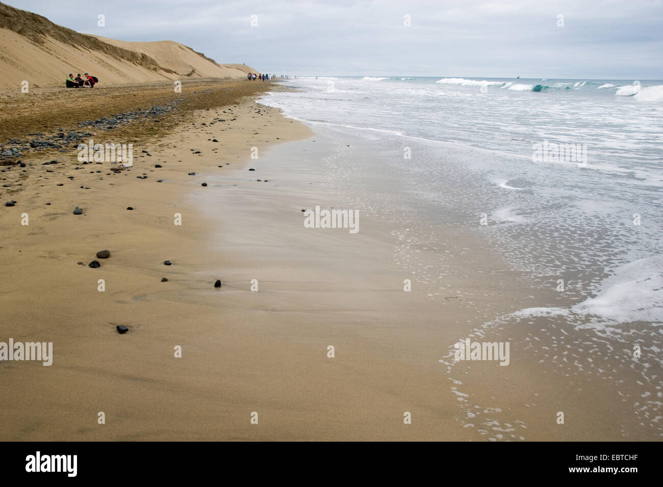 Blick über den Sandstrand mit Touristen im sulky Wetter, Kanarische Inseln, Gran Canaria, Maspalomas Stockfoto
