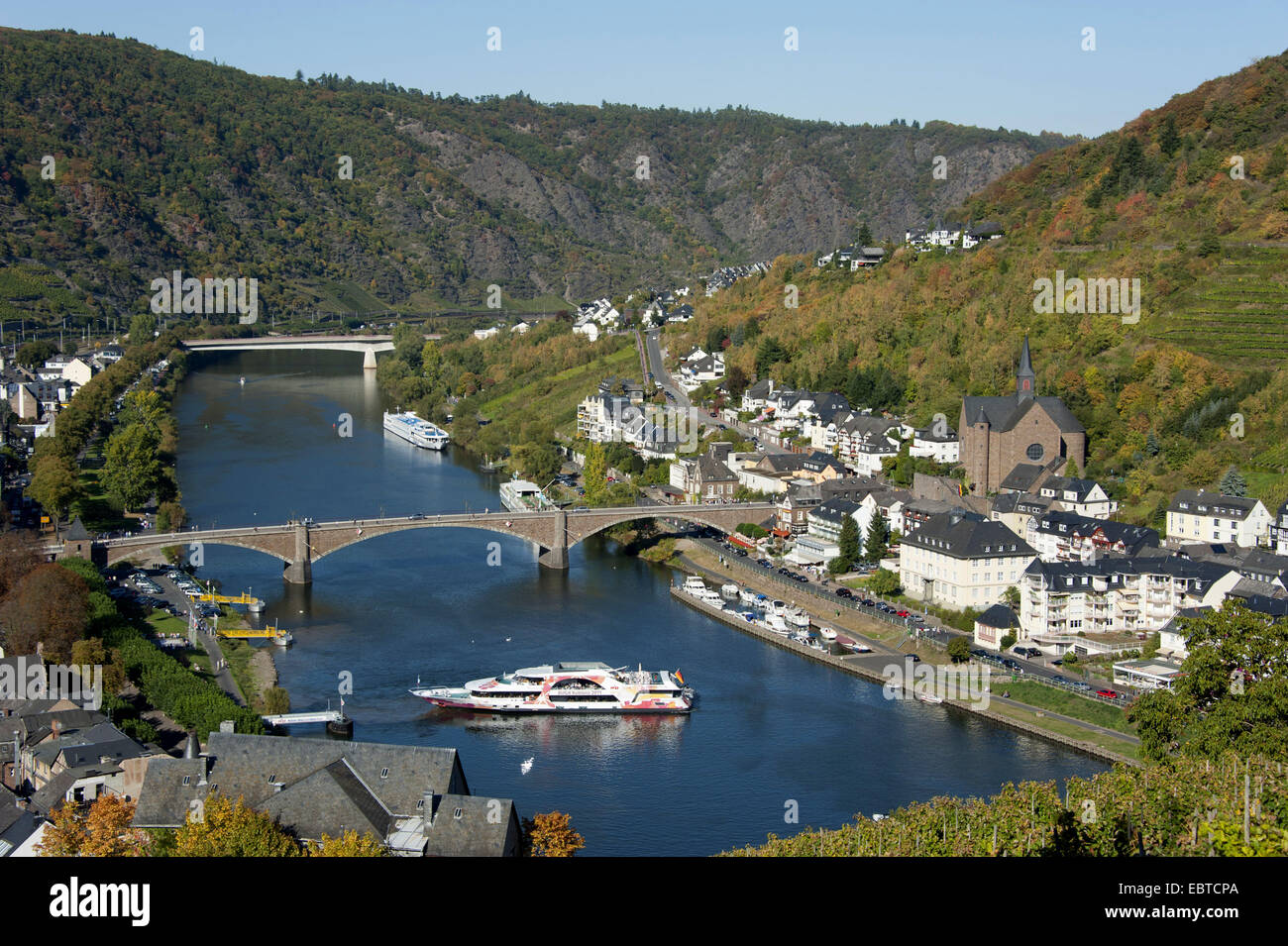 Stadt An Der Mosel Rätsel Blick vom hügel -Fotos und -Bildmaterial in hoher Auflösung – Alamy