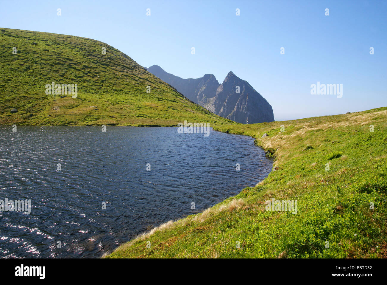 Bergsee, Norwegen, Lofoten-Inseln, Kvalvika Stockfoto
