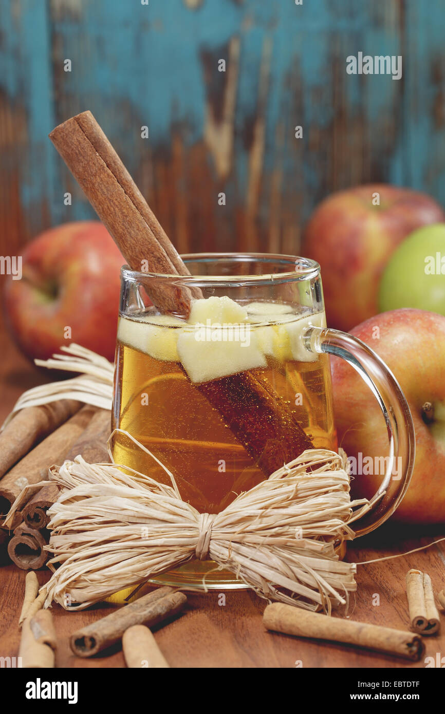 Gewürzten Apfelwein. Winter-Getränk mit Äpfeln und Gewürzen auf rustikalen Holz. . Eine Makroaufnahme mit geringen Schärfentiefe. Stockfoto