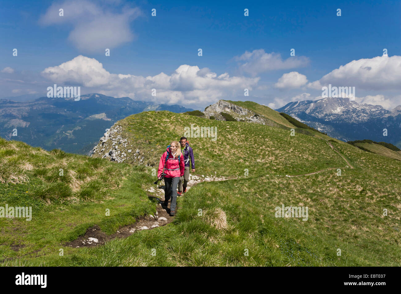 junges Paar, Wandern in den Bergen, Österreich, Steiermark, Altaussee Stockfoto