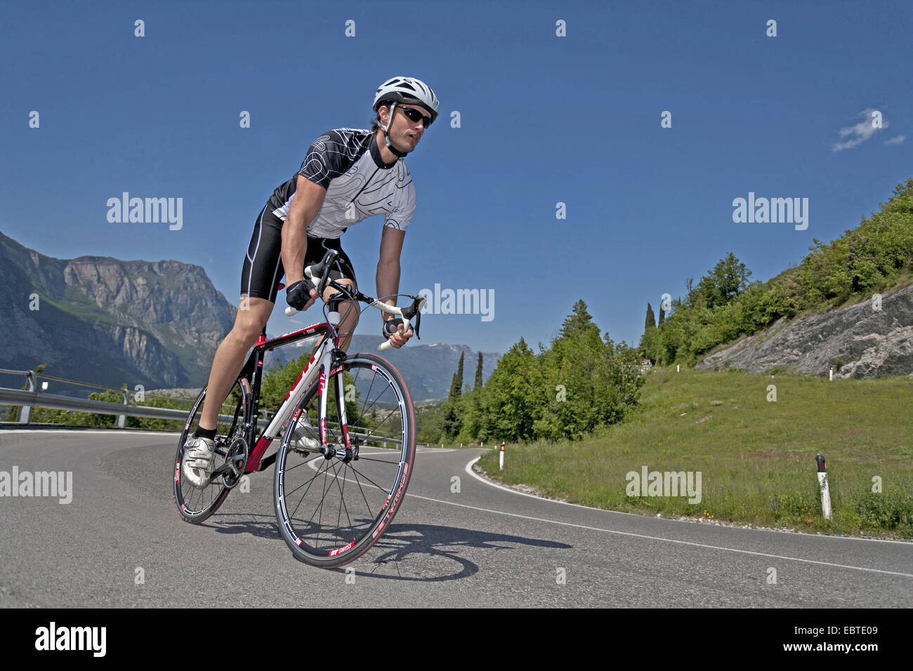Biker auf einer Bergstraße am Gardasee, Italien Stockfoto