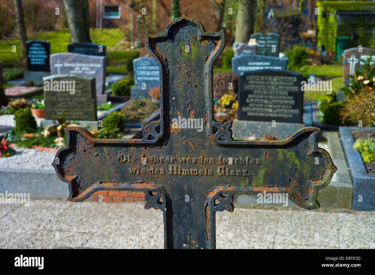 rostige schwere Kreuz auf dem Friedhof Stockfoto