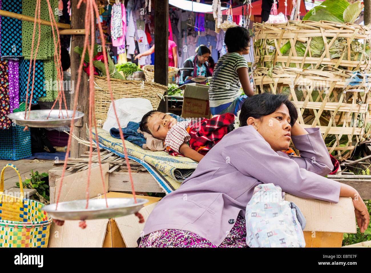 ein Kind schläft auf einem Markt in Burma, Myanmar Burma, Myanmar, Südostasien, Stockfoto