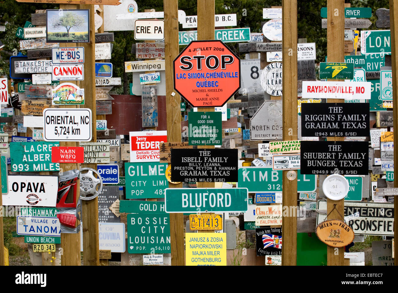 Wald von Verkehrszeichen am Alaska Highway von Reisenden, Kanada, Yukon, Watson installiert Stockfoto
