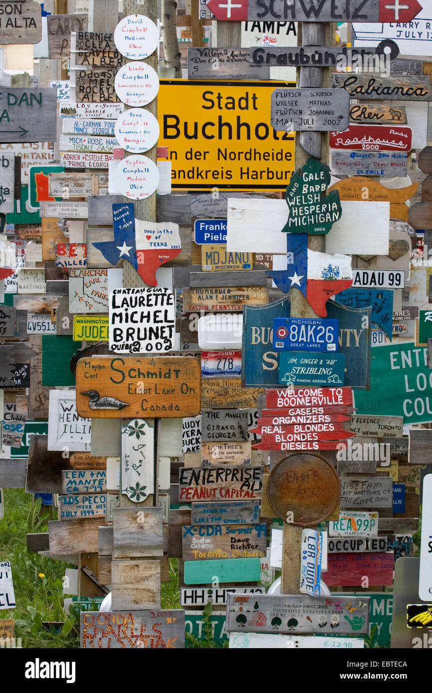 Wald von Verkehrszeichen am Alaska Highway von Reisenden, Kanada, Yukon, Watson installiert Stockfoto