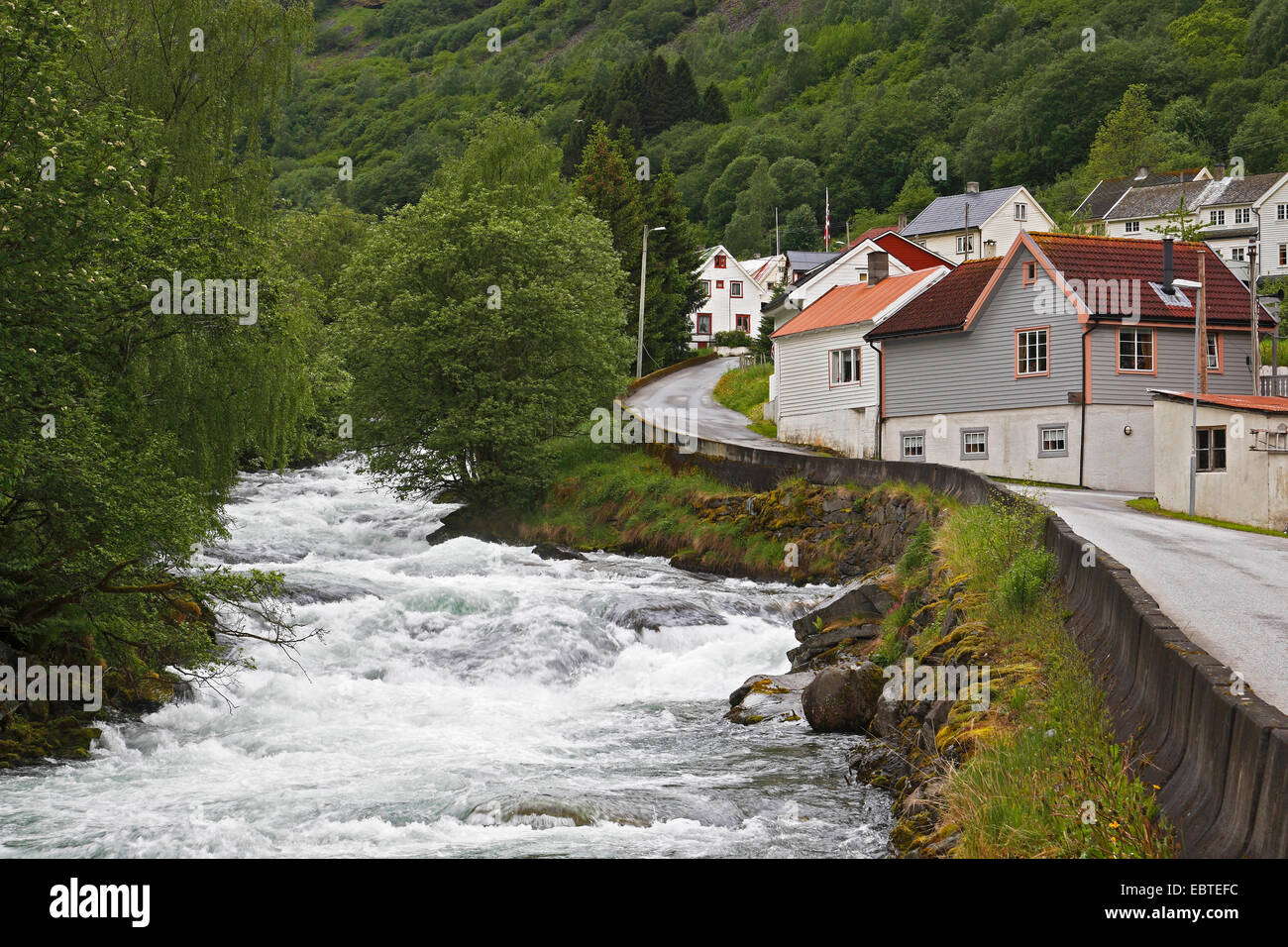 Fluss durch Dorf Undredal, Norwegen, Undredal Stockfoto