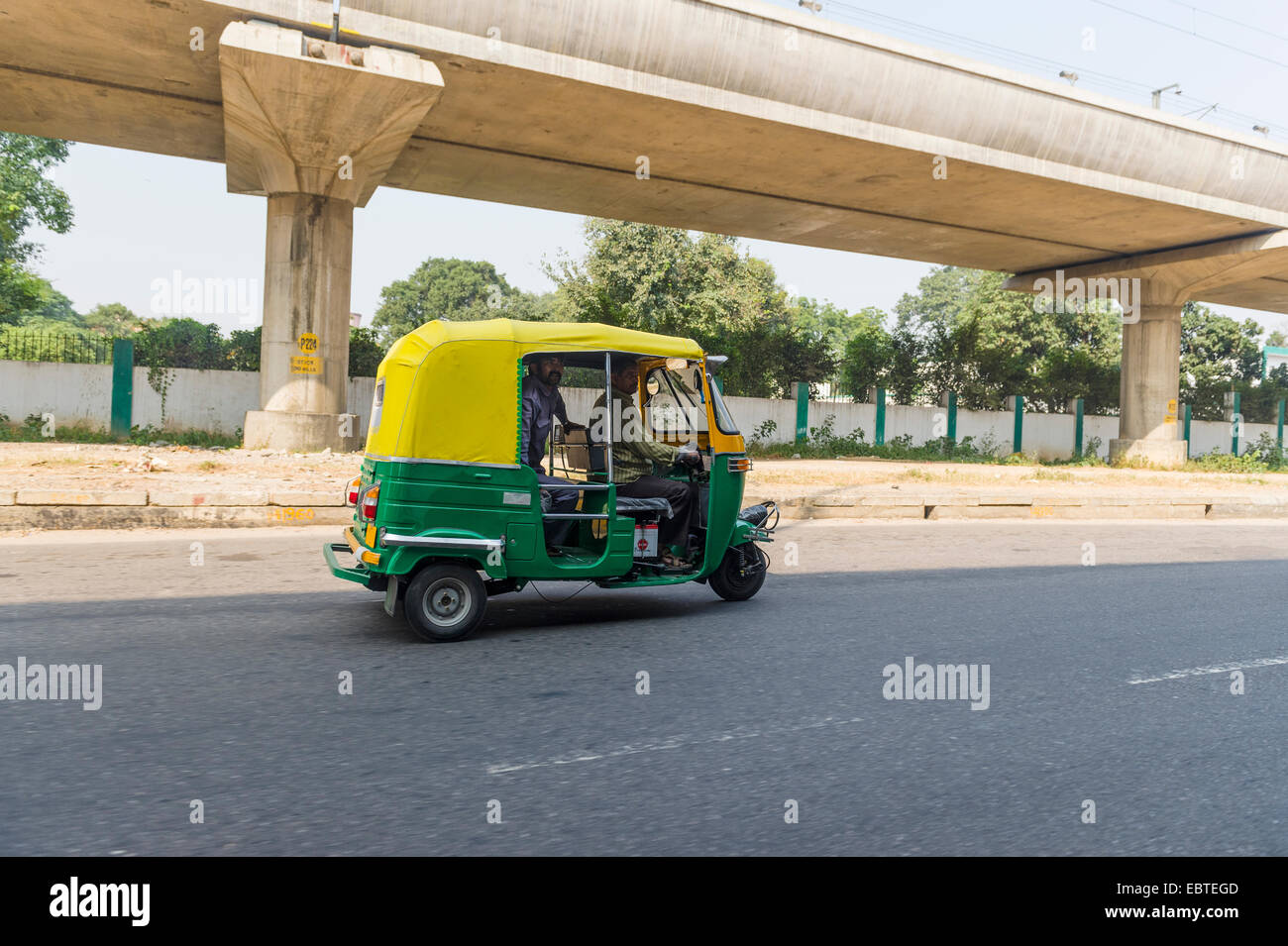 Lokalen Taxi, Tuk Tuk, auf der Autobahn, New Delhi, Indien Stockfoto