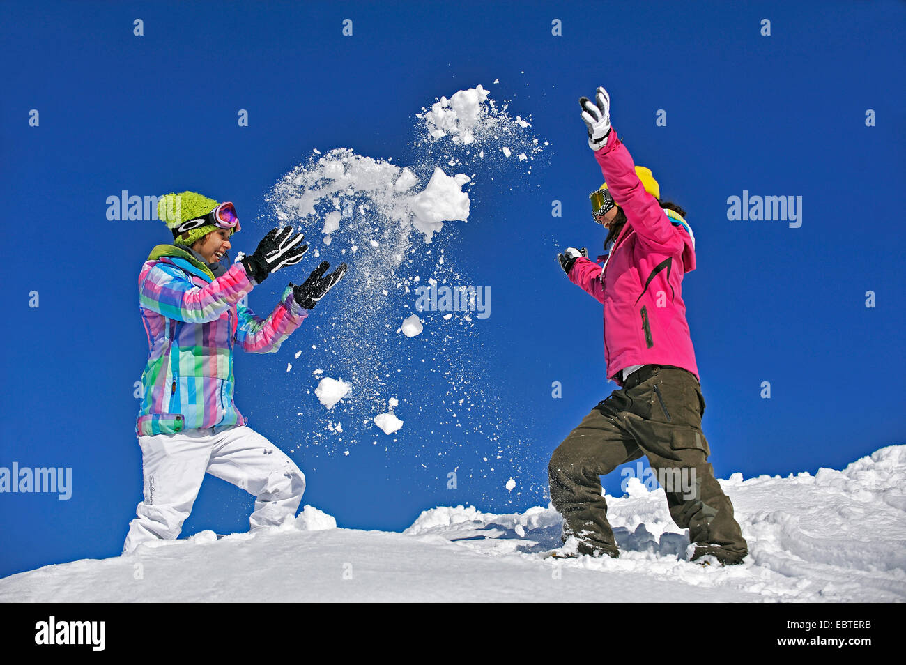 zwei Kinder, eine Schneeballschlacht, Frankreich Stockfoto