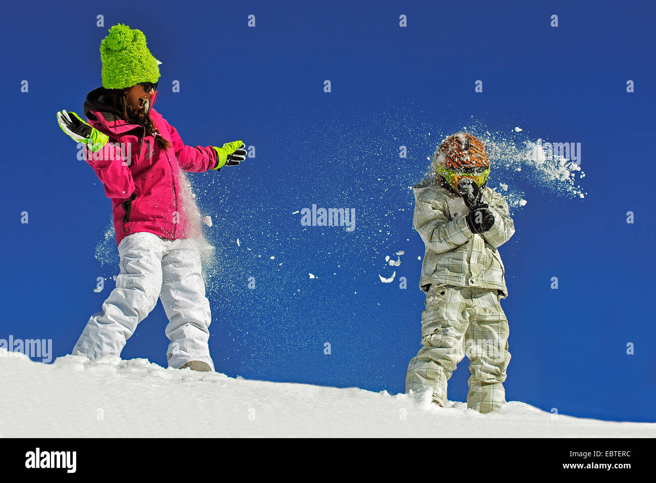 zwei Kinder, eine Schneeballschlacht, Frankreich Stockfoto