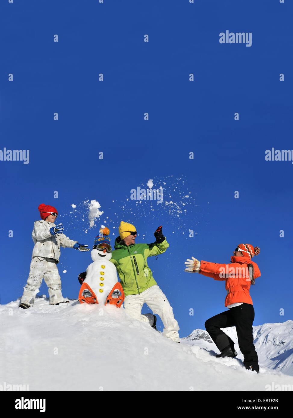 Familie machen eine Schneeballschlacht, Frankreich Stockfoto