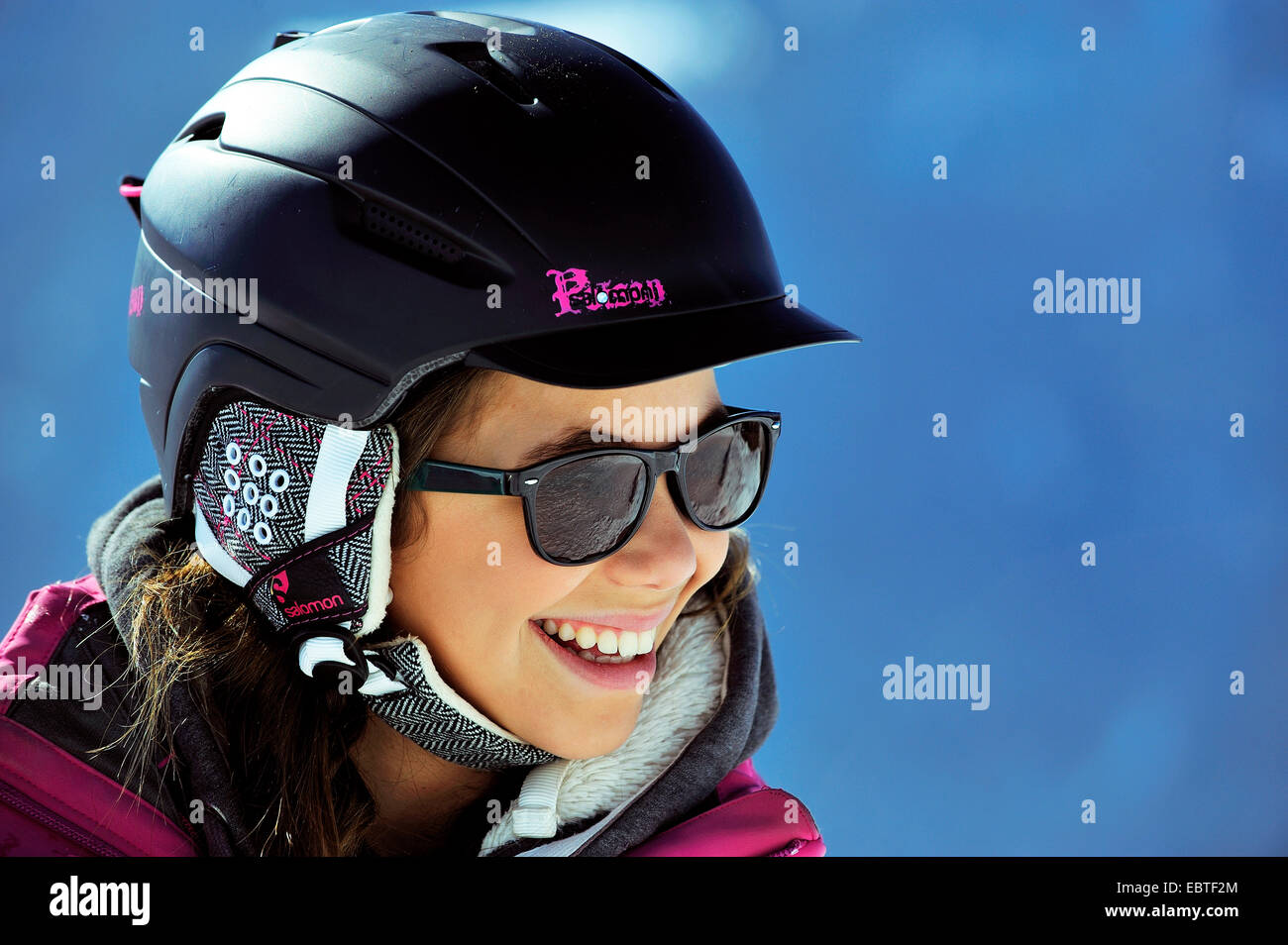 Mädchen mit Sonnenbrille und Ski Helm, Frankreich Stockfotografie - Alamy