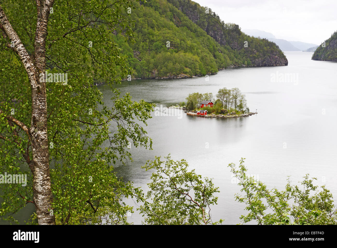 Holzhaus auf Insel in Lovrafjord, Norwegen Stockfotografie Alamy