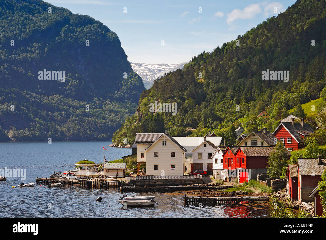 Granvinfjord mit idyllischen Siedlung, Norwegen, Folkedal Stockfoto