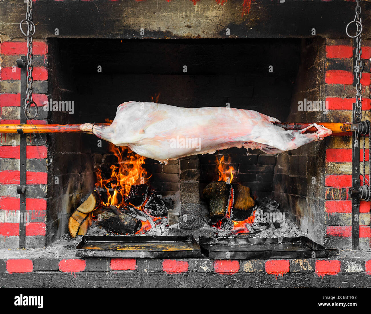 Schwein am Spieß über dem Feuer Stockfotografie - Alamy
