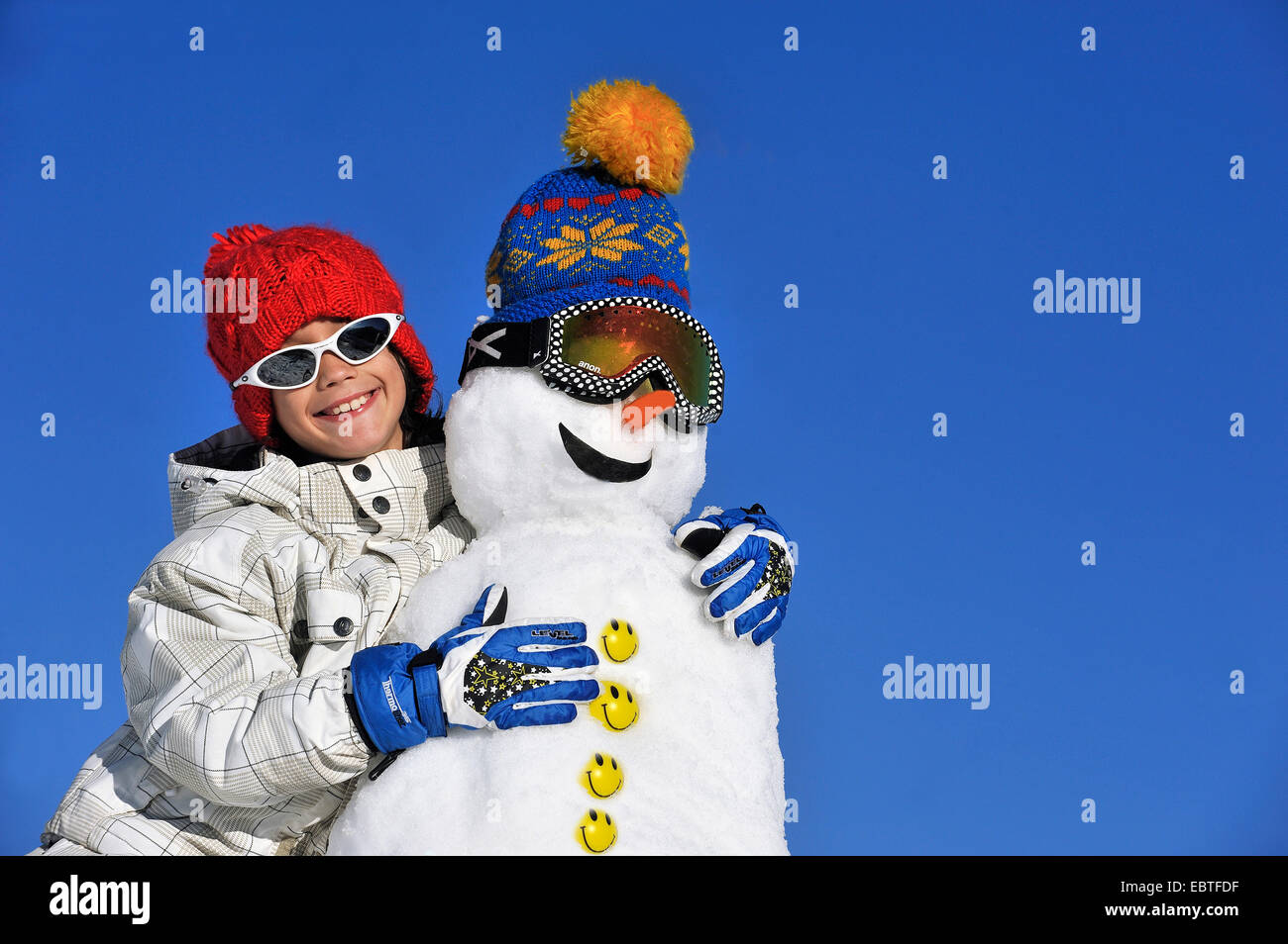 Junge mit Schneemann, Frankreich Stockfoto