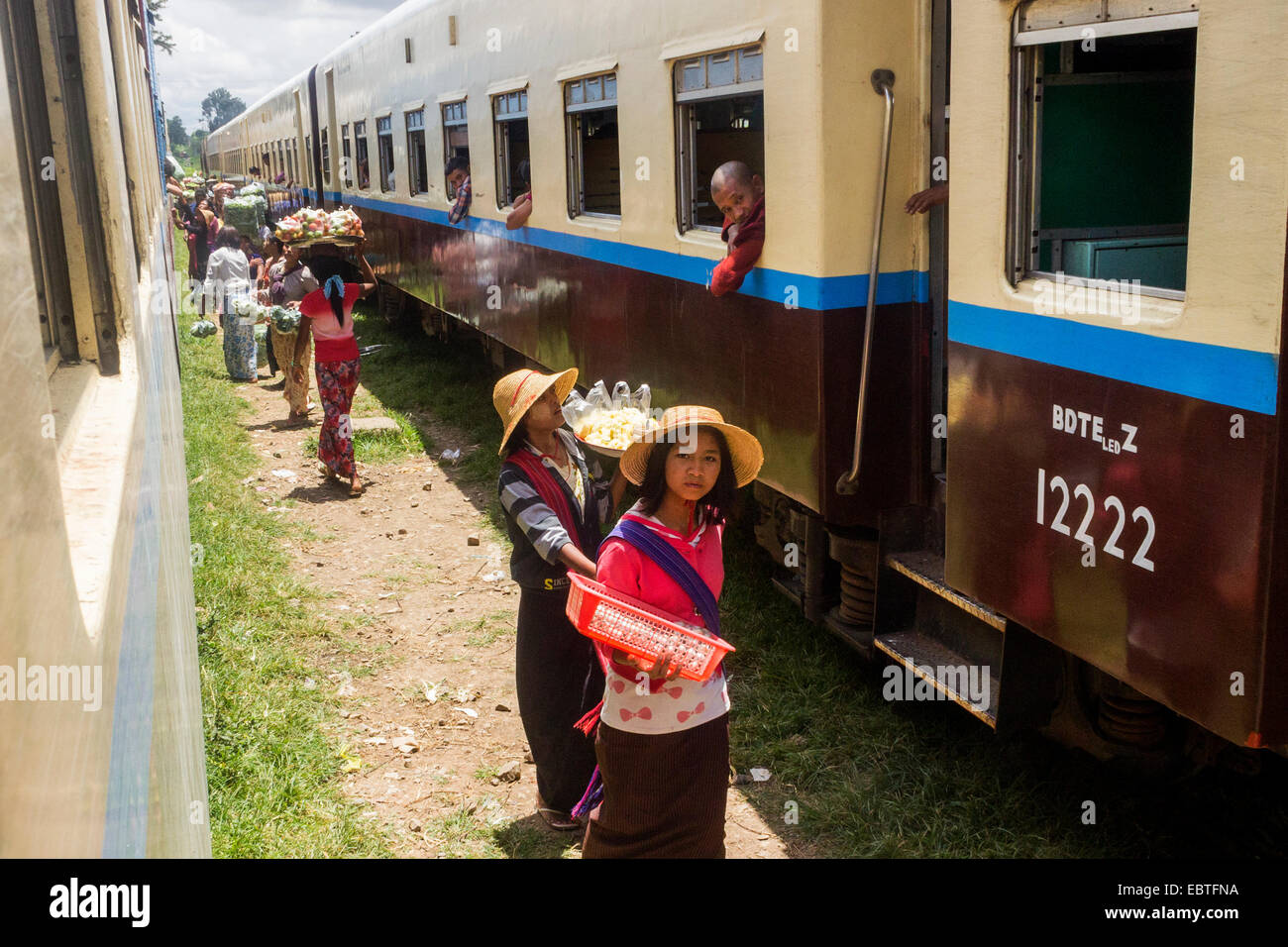 zwei junge Frauen verkaufen Essen in einen Zug stoppen, Burma, Myanmar, Südostasien Stockfoto