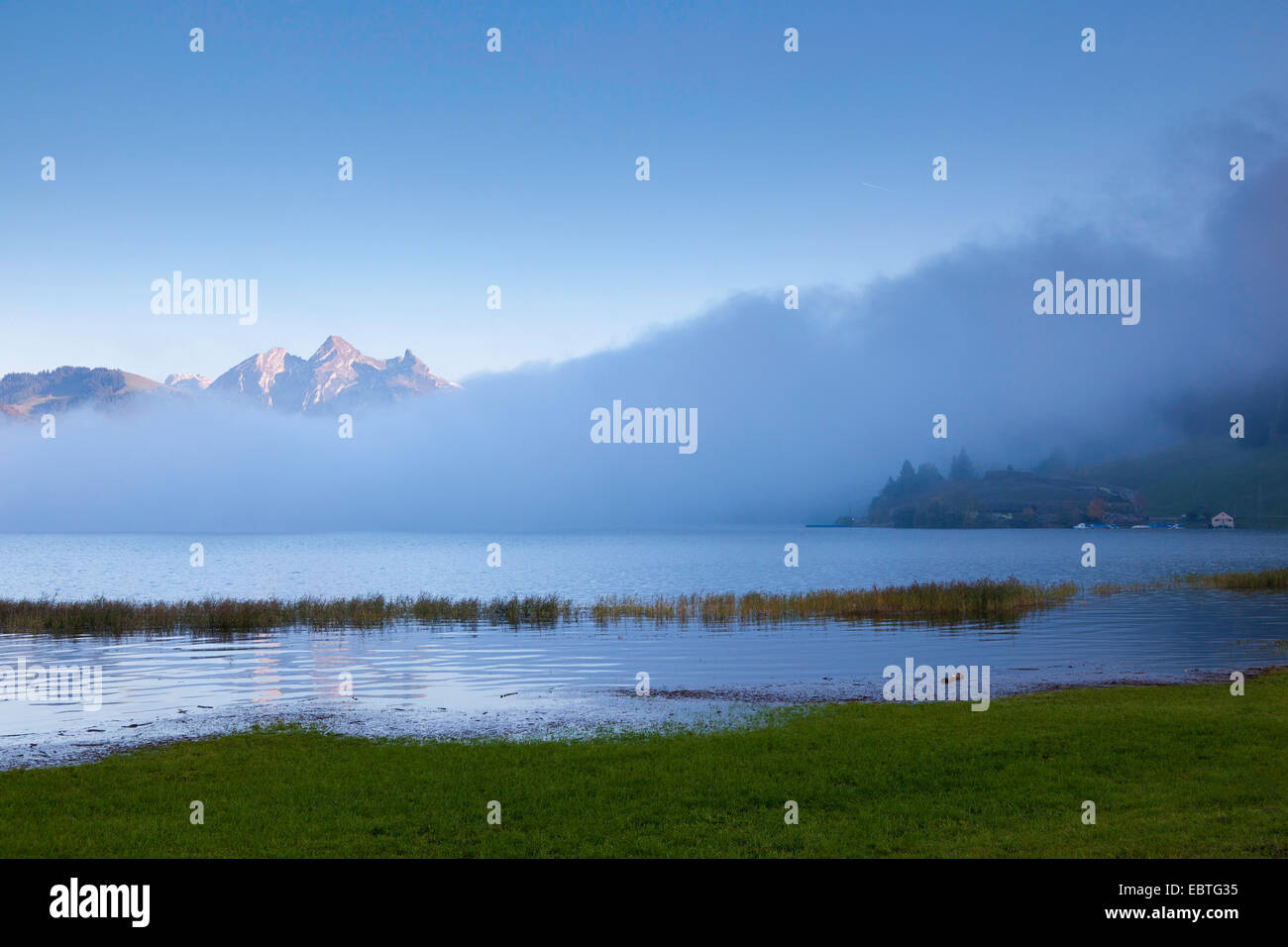Nebel über dem Vierwaldstättersee, Mythen Bergen im Hintergrund, der Schweiz, Kanton Schwyz, Mythen Stockfoto