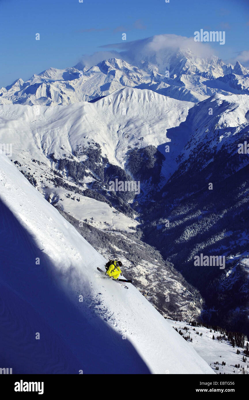 Skifahren in den Alpen, Mont Blanc im Hintergrund, Savoie, Frankreich, Courchevel Stockfoto
