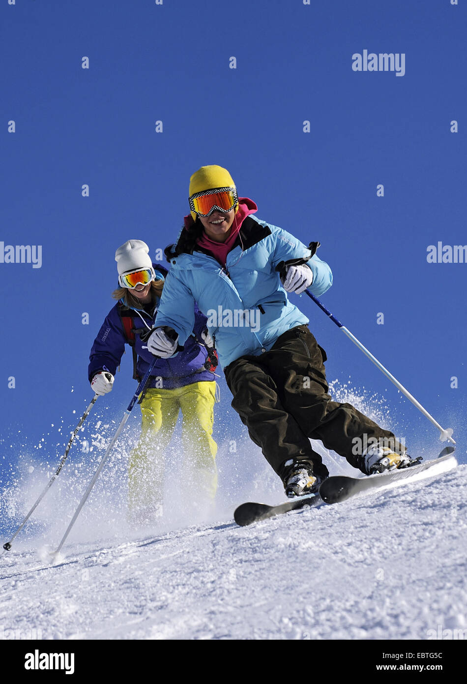 zwei Skifahrer auf der Piste, Frankreich Stockfoto