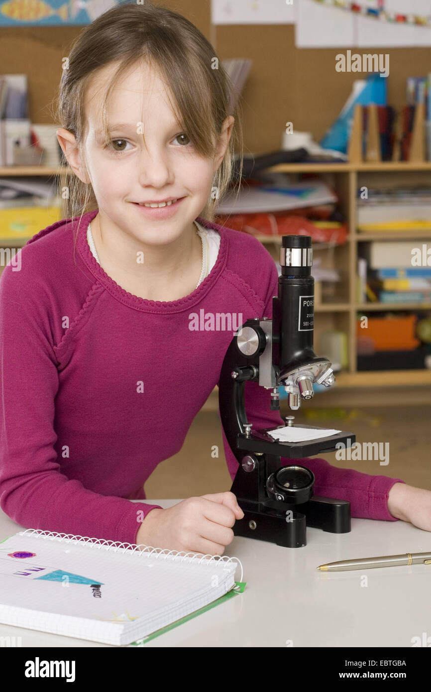 Mitschüler lernen mit einem Mikroskop Stockfoto