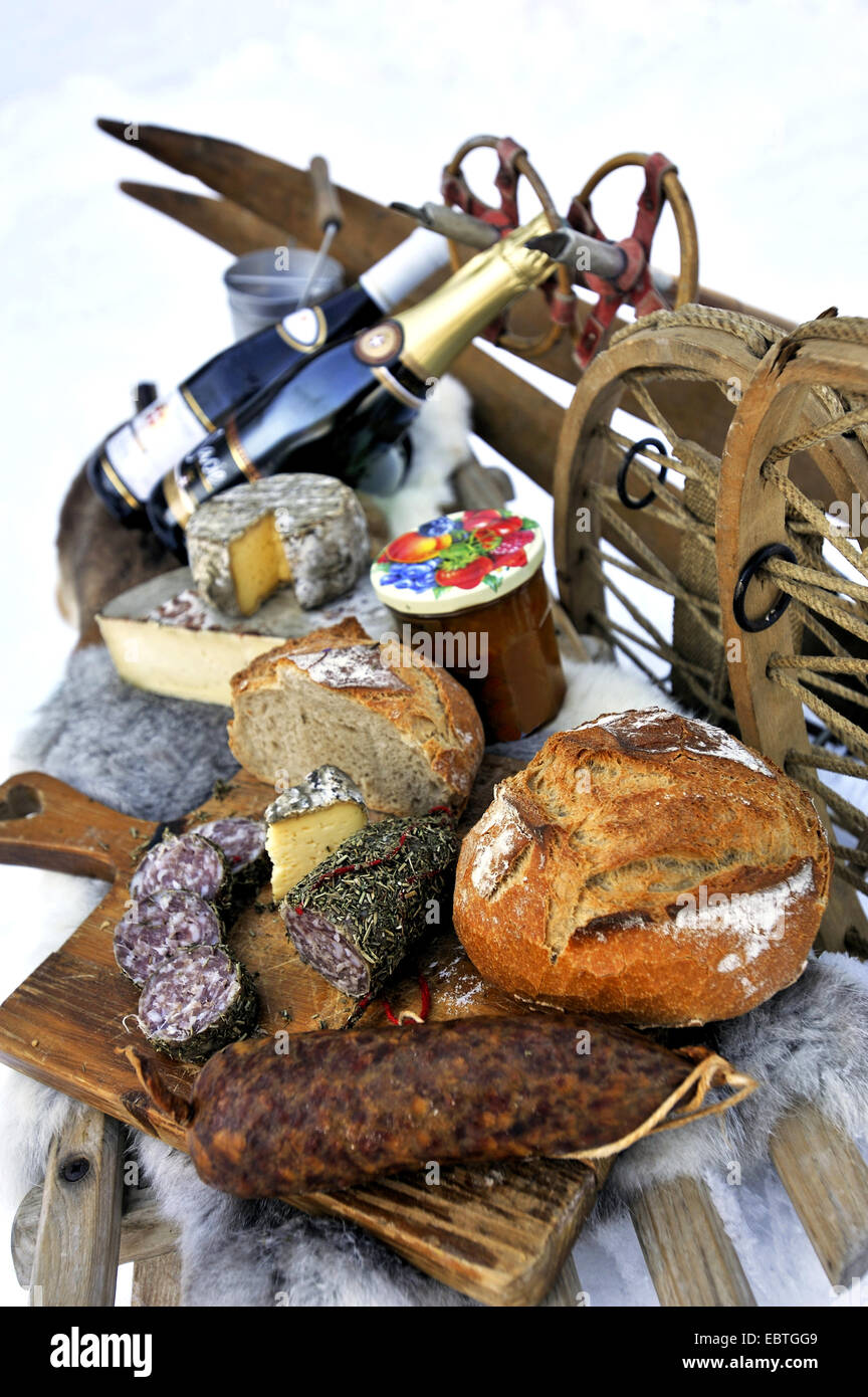 Spezialität Käse und Wurst, Lebensmittel aus Alpen Berge mit Rodel, Frankreich Stockfoto