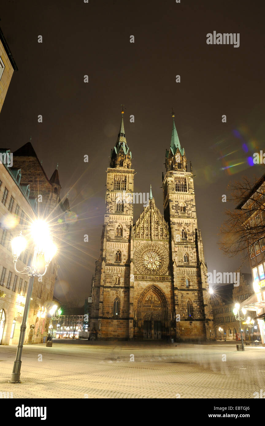 Vorplatz und Vorderseite des St. Lorenz in der nächtlichen Beleuchtung, Deutschland, Bayern, Franken, Franken, Nürnberg Stockfoto