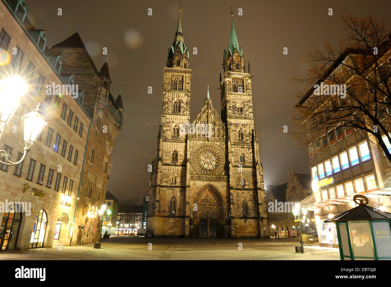 Vorplatz und Vorderseite des St. Lorenz in der nächtlichen Beleuchtung, Deutschland, Bayern, Franken, Franken, Nürnberg Stockfoto