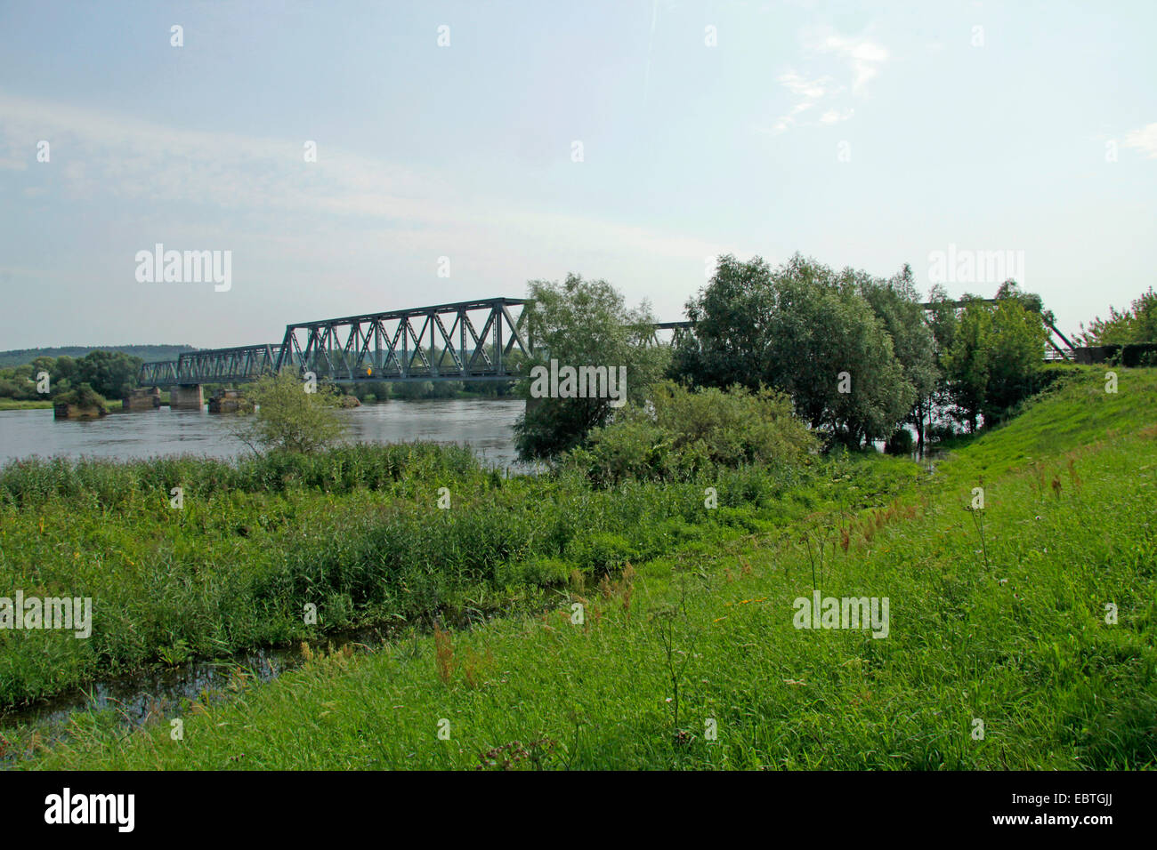 geschlossen Eisenbahnbrücke über Odra, Blick nach Polen, Deutschland, Brandenburg, Oderaue Stockfoto