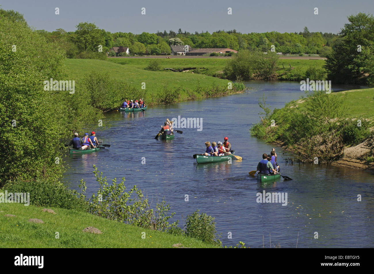 Kanuten auf dem Fluss Hunte, Deutschland, Niedersachsen, Oldenburger Land Stockfoto