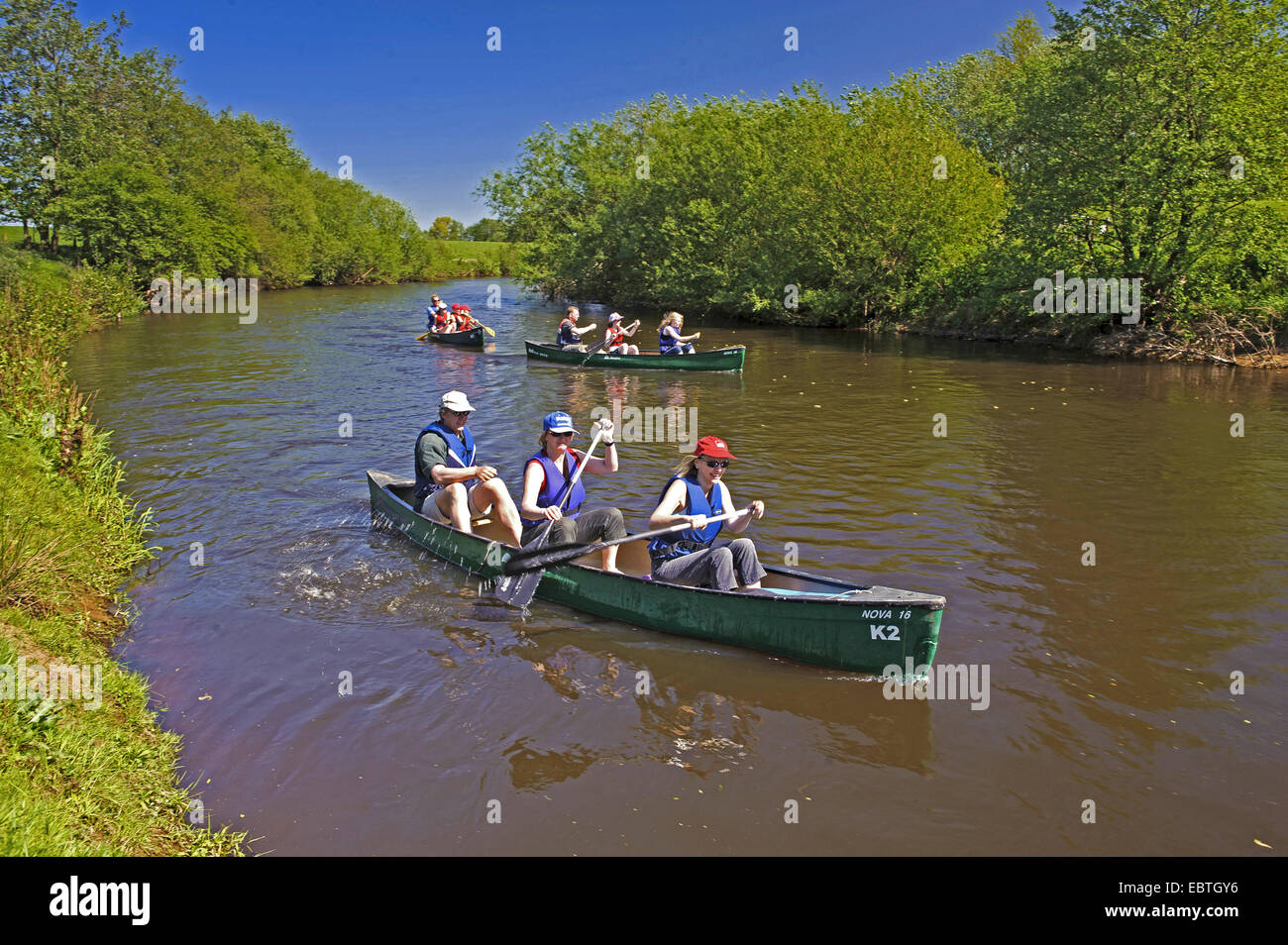 Kanuten auf dem Fluss Hunte, Deutschland, Niedersachsen, Oldenburger Land Stockfoto