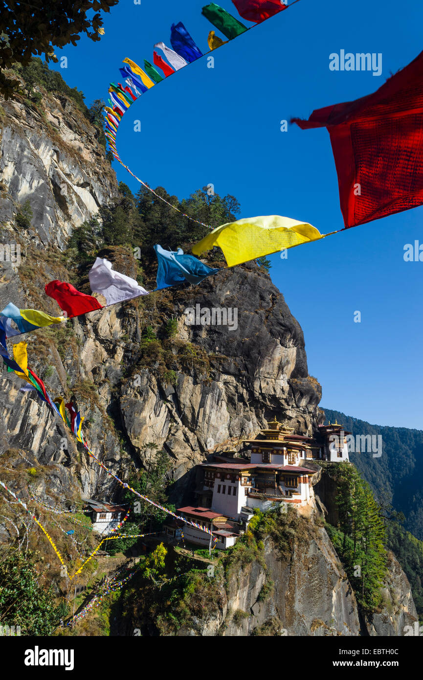 Taktshang oder Tiger Nest ist 900m über dem Paro-Tal und die Heilige Essenz war die Dubkhang, die heilige Höhle in welcher Guru-Rin Stockfoto