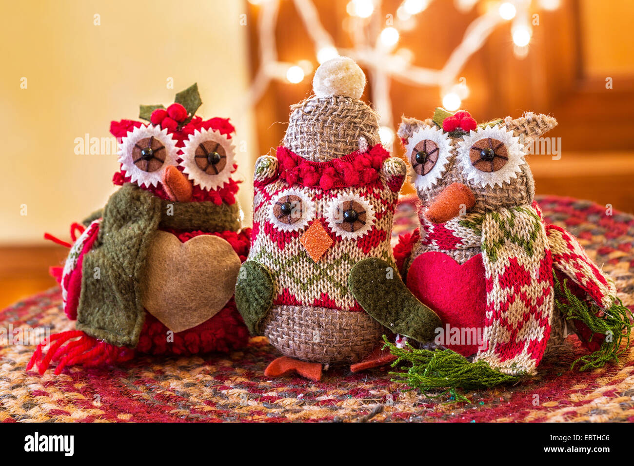 Weihnachtsschmuck in den Formen der Eulen. Stockfoto