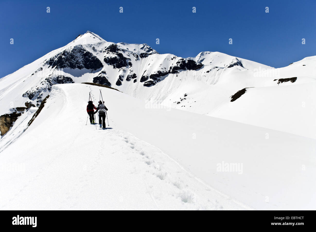 zwei Skifahrer einen schneebedeckten Berg-Kamm, Österreich, Großglockner Klettern Stockfoto