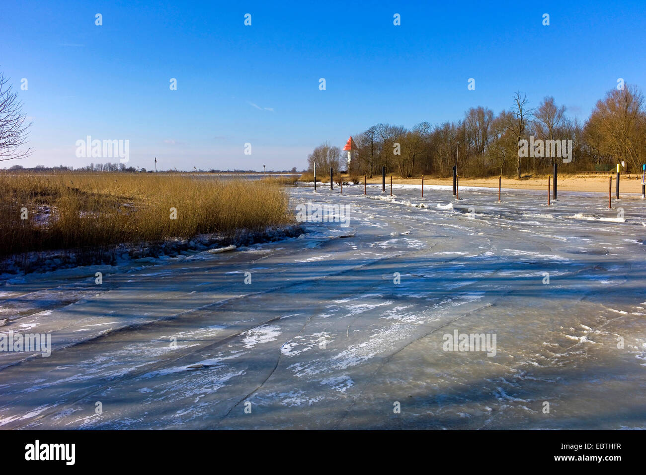 Eisiges Vergnügen Fertigkeit Hafen an der unteren Weser, Deutschland, Niedersachsen, Sandstedt Stockfoto