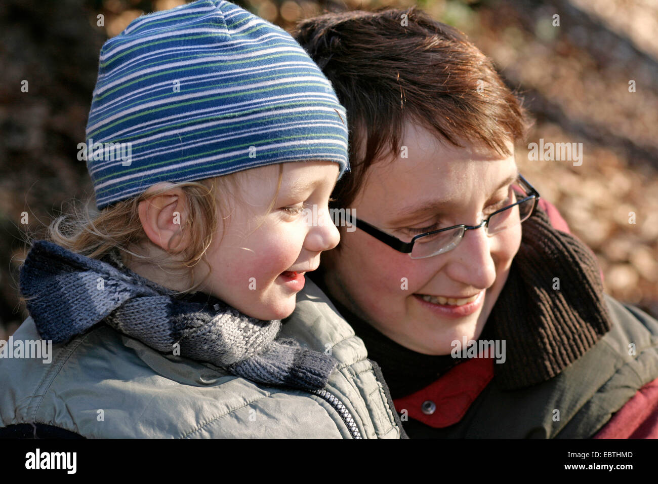 kleiner Junge mit Mutter außerhalb Deutschlands Stockfoto