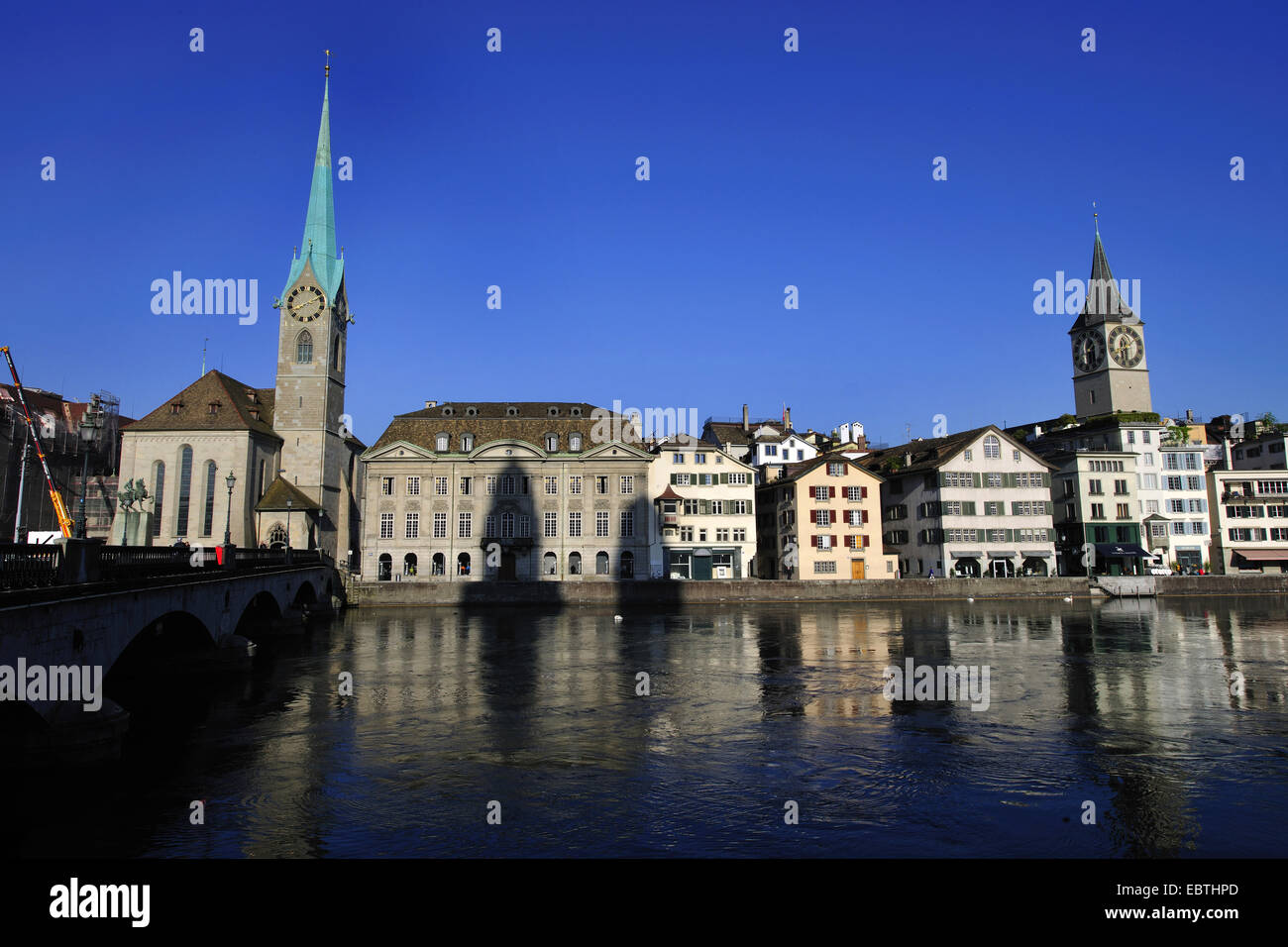 Kirche Frauenmuenster und St. Peter mit Limmat-Fluss im Vordergrund, der Schweiz, Zürich Stockfoto