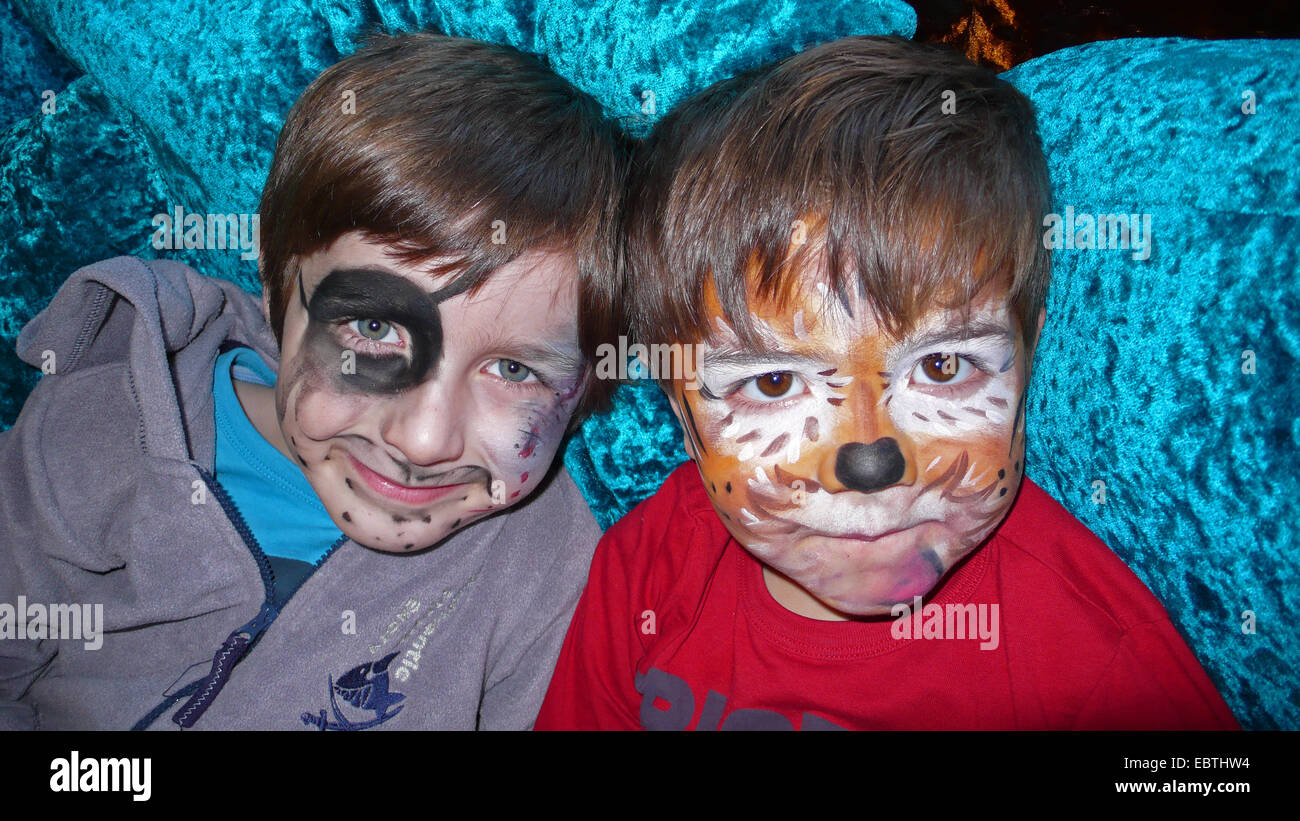 Porträt von zwei kleinen Jungen konfektionierte als Pirat und tiger Stockfoto