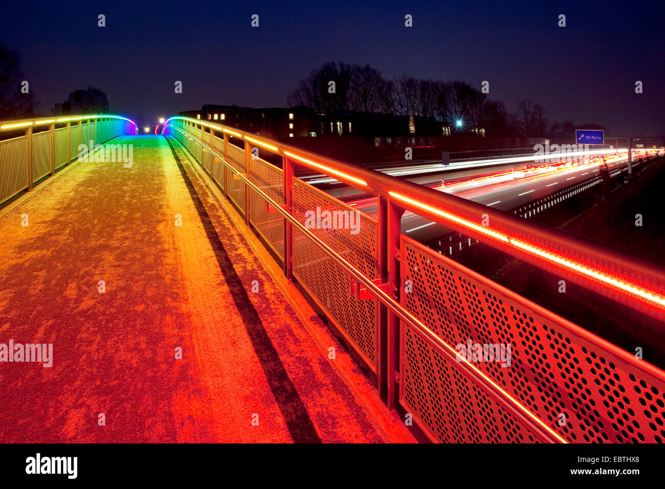 beleuchtete Regenbogenbrücke in der Dämmerung, Dortmund, Ruhrgebiet, Nordrhein-Westfalen, Deutschland Stockfoto