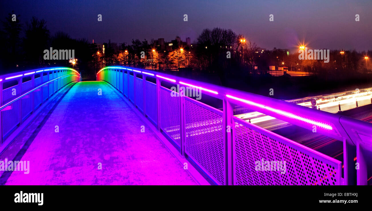 beleuchtete Regenbogenbrücke in der Dämmerung, Dortmund, Ruhrgebiet, Nordrhein-Westfalen, Deutschland Stockfoto