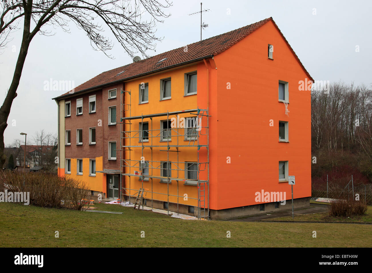 Gerüst in einem mehrstöckigen Wohnhaus, das bemalt, Deutschland Stockfoto