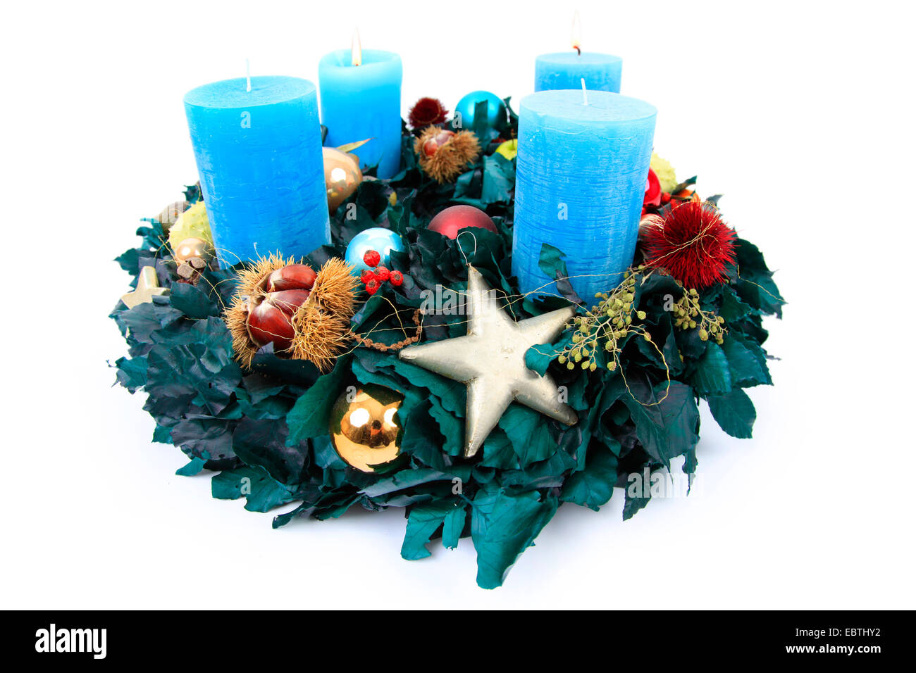 bunten Adventskranz mit blauen Kerzen Stockfoto
